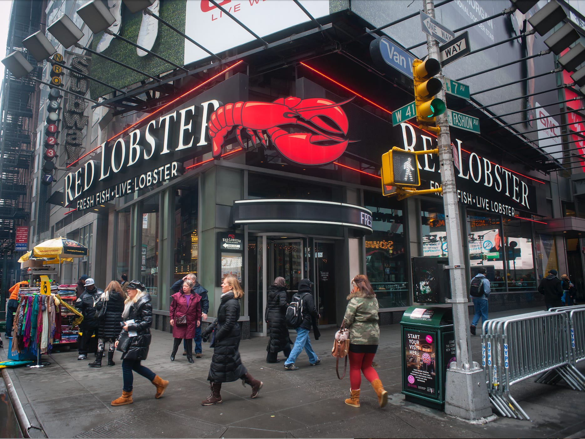 Menschen gehen vor einem Red Lobster am Times Square in New York spazieren.
