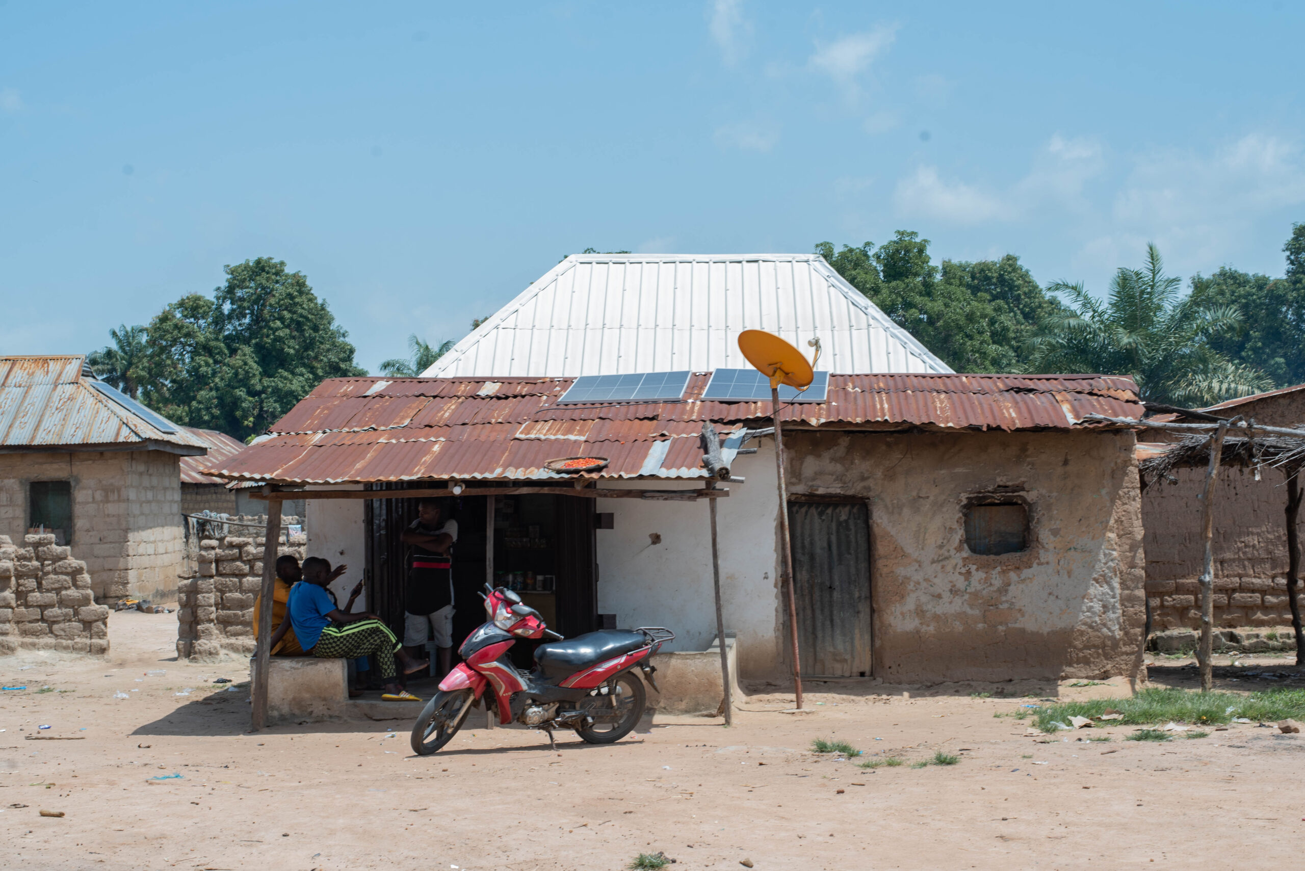 Haushalt in Nigeria mit auf dem Dach installierten Paneelen als Teil des Gitternetzes. 
