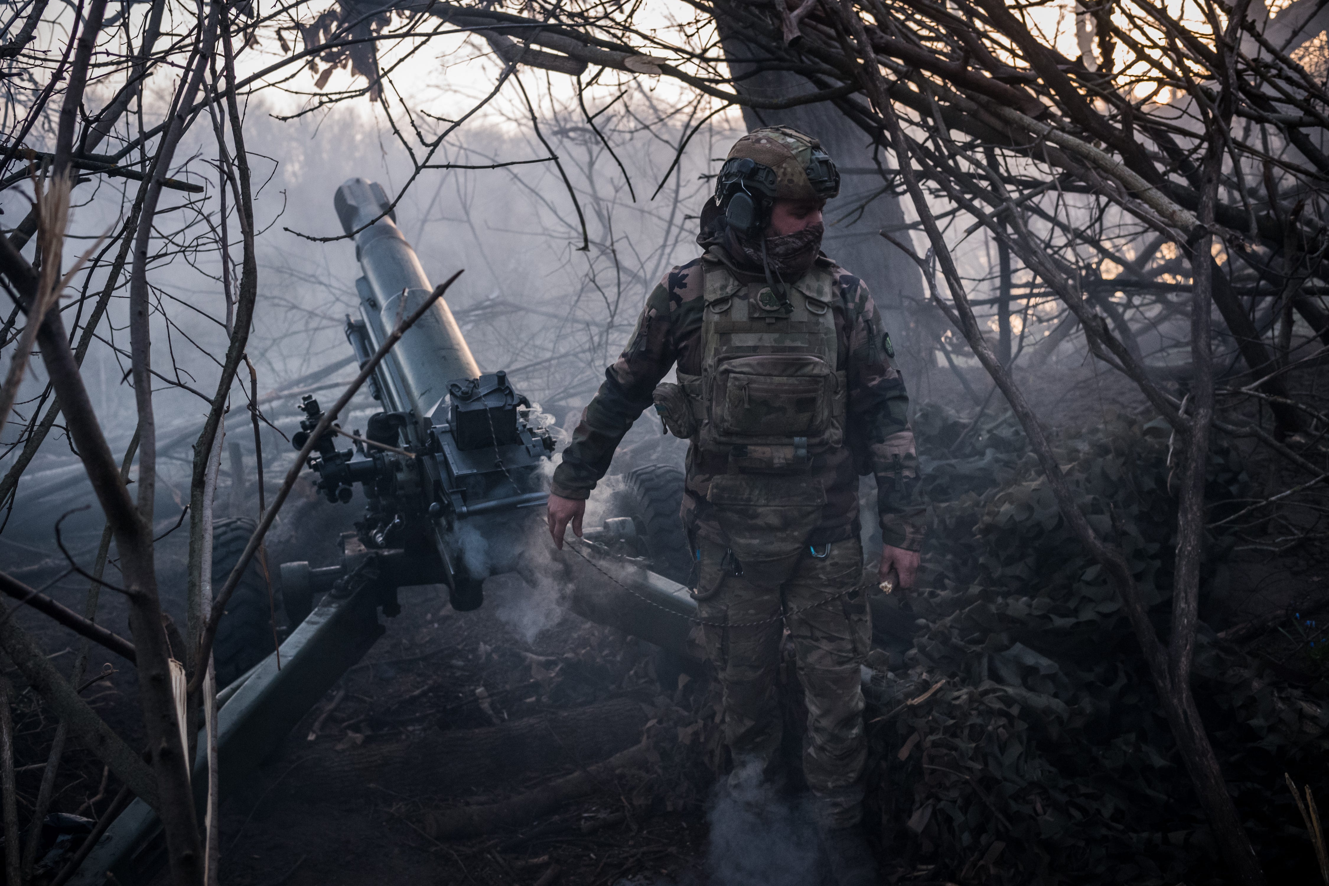 Ukrainische Soldaten feuern am 1. April 2024 Artillerie in Richtung Siwersk, Oblast Donezk, Ukraine.