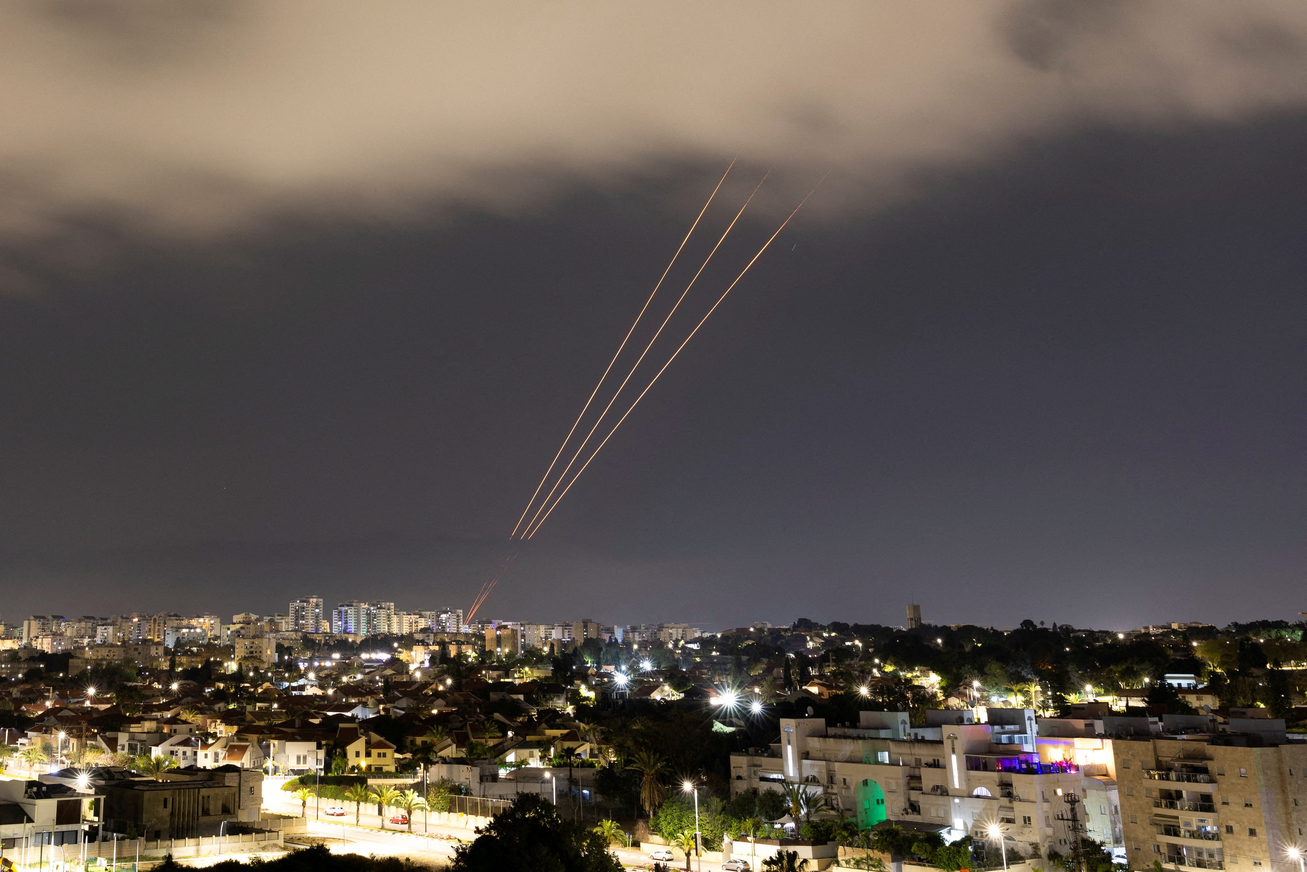 Ein Raketenabwehrsystem ist im Einsatz, nachdem der Iran Drohnen und Raketen auf Israel abgefeuert hat.