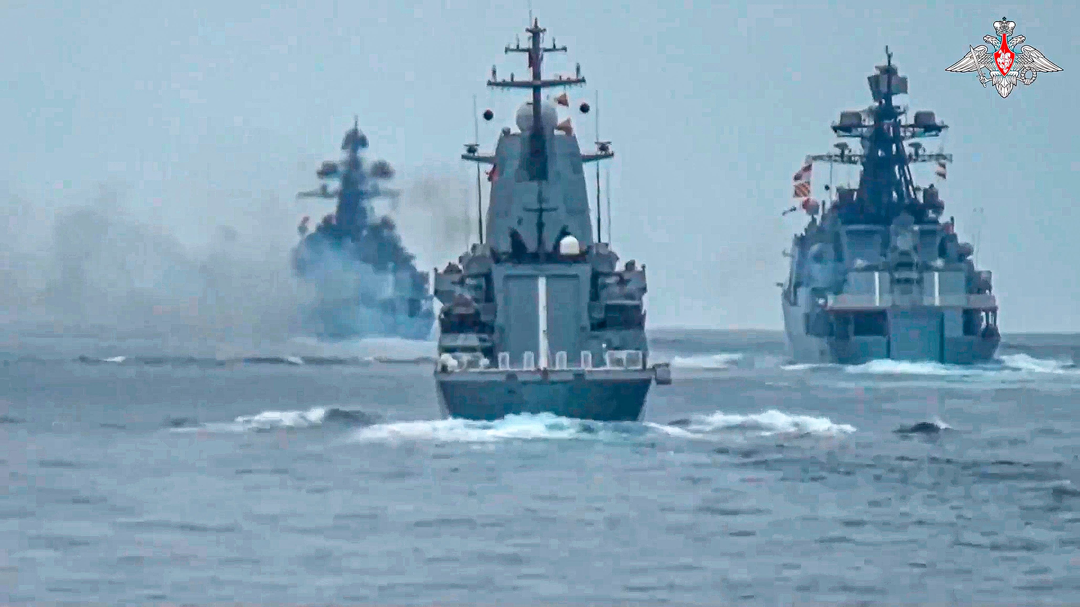 Auf diesem Foto, das am Freitag, dem 21. Juli 2023, vom Pressedienst des russischen Verteidigungsministeriums veröffentlicht wurde, sind Kriegsschiffe der russischen Schwarzmeerflotte unterwegs, während sie an Marineübungen im Schwarzen Meer teilnehmen.