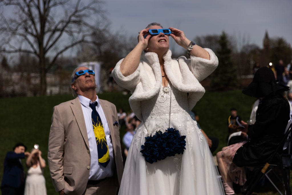 Eine Braut und ein Bräutigam beobachten die Sonnenfinsternis