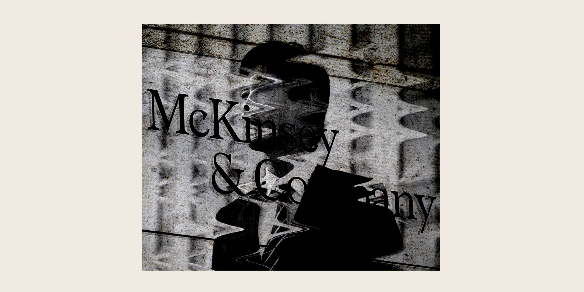 Ein verzerrter Mann hinter einem McKinsey-Logo