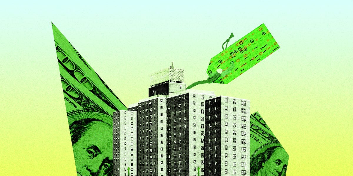 Ein Mehrfamilienhaus über Geld mit grünem Preisschild