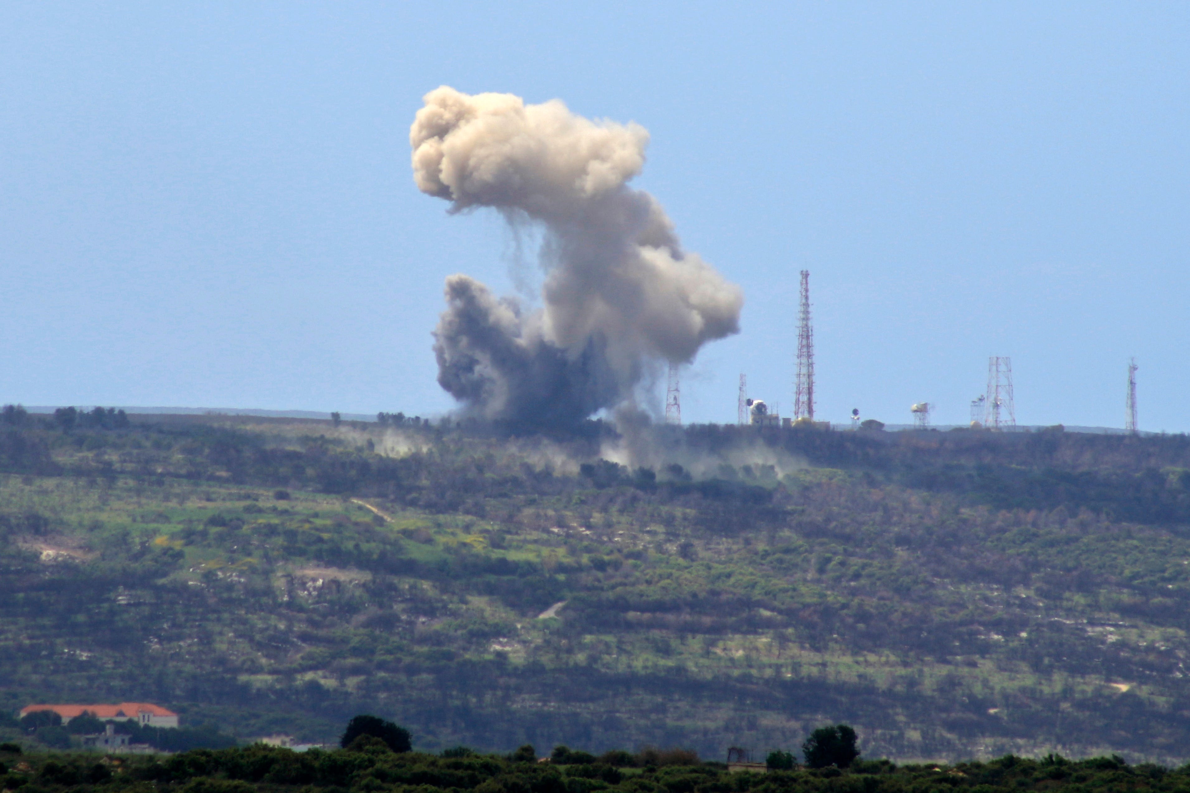 Ein aus dem südlibanesischen Dorf Alma al-Shaab aufgenommenes Bild zeigt Rauch, der nach einem Raketenangriff der libanesischen Hisbollah am 6. April 2024 von einem israelischen Außenposten aufsteigt.