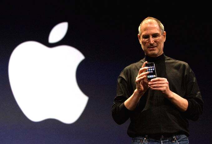Steve Jobs stellt 2007 das erste iPhone vor – Kein Aprilscherz: Apple wird heute 48 Jahre alt!