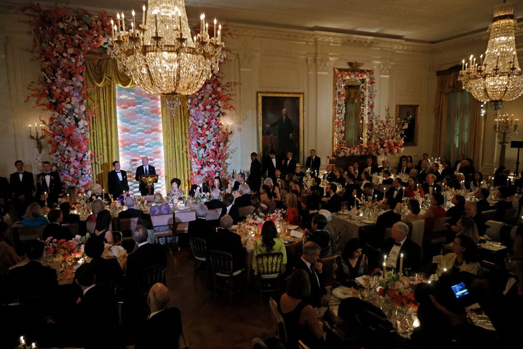 Präsident Joe Biden und der japanische Premierminister Fumio Kishida stoßen während eines Staatsessens im East Room des Weißen Hauses aufeinander an