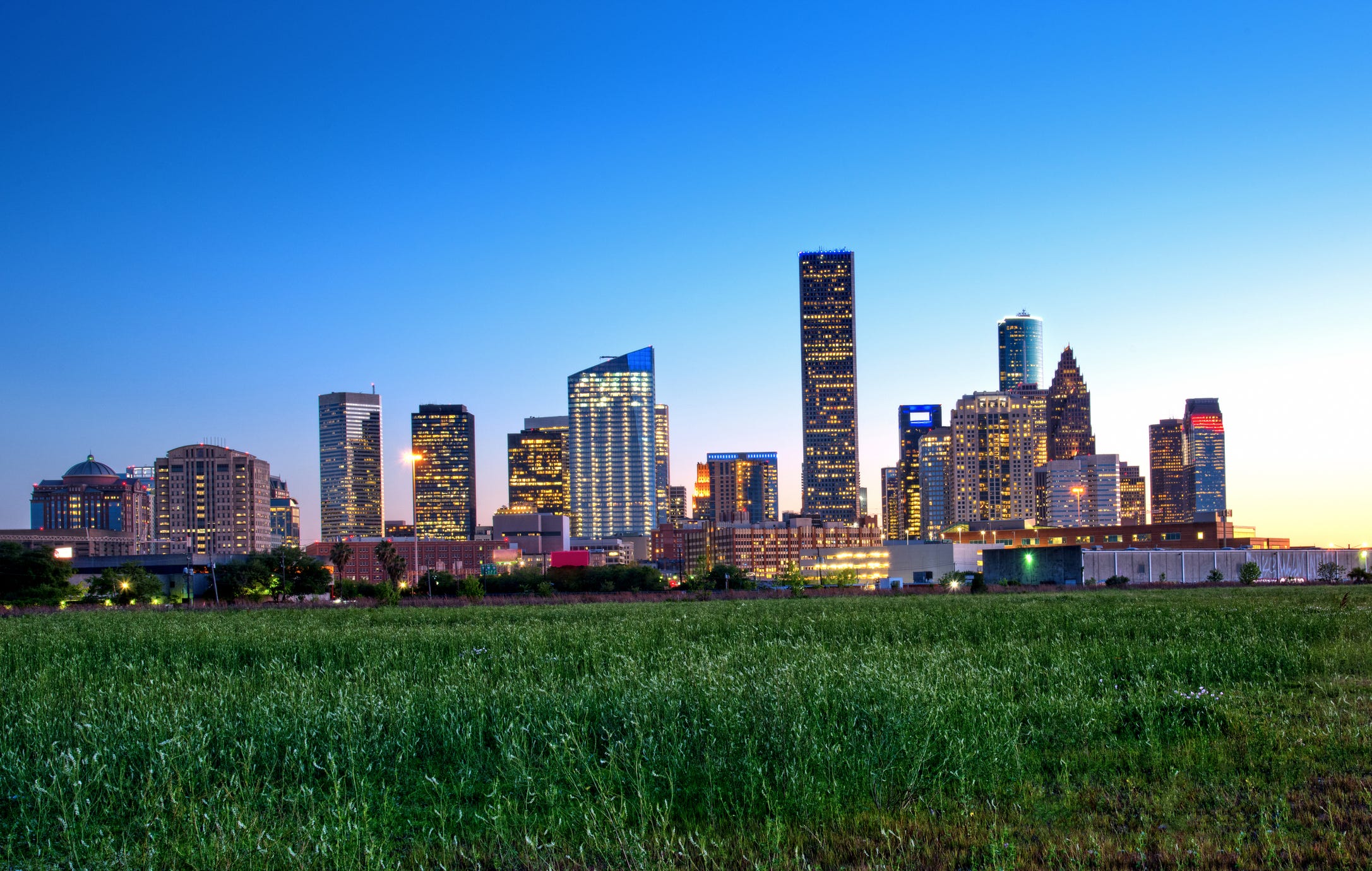 Skyline von Houston in der Abenddämmerung