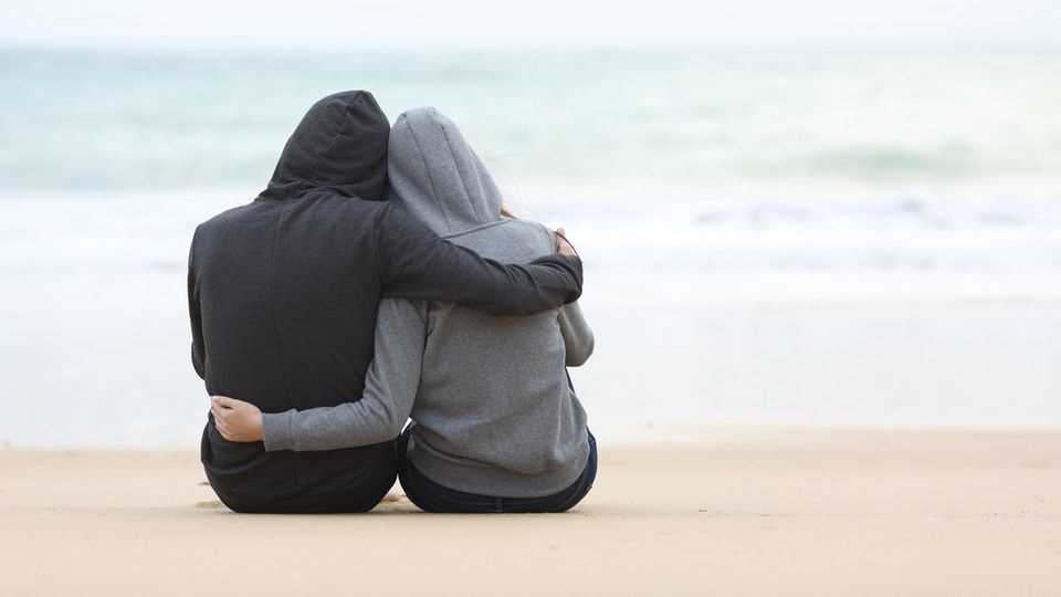 3 tricks on how you can love again after having lost trust: Couple on the beach