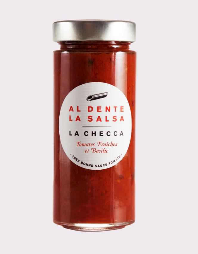 La Checca sauce with fresh tomato, olive oil, pepper, garlic, one of the by-products launched by Al Dente.
