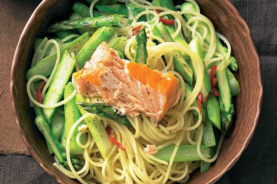 Spaghetti with green asparagus and salmon