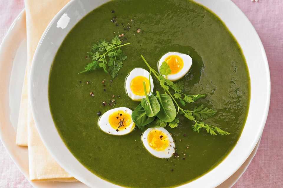 Spinach soup with quail eggs