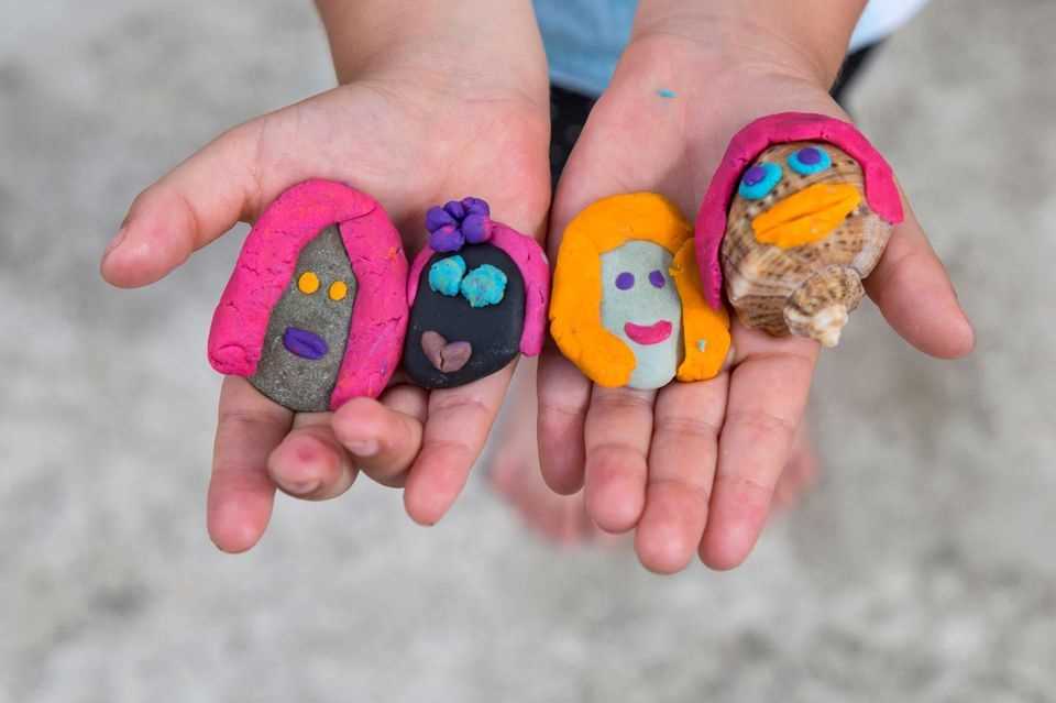 Handicrafts with toddlers: stones with faces