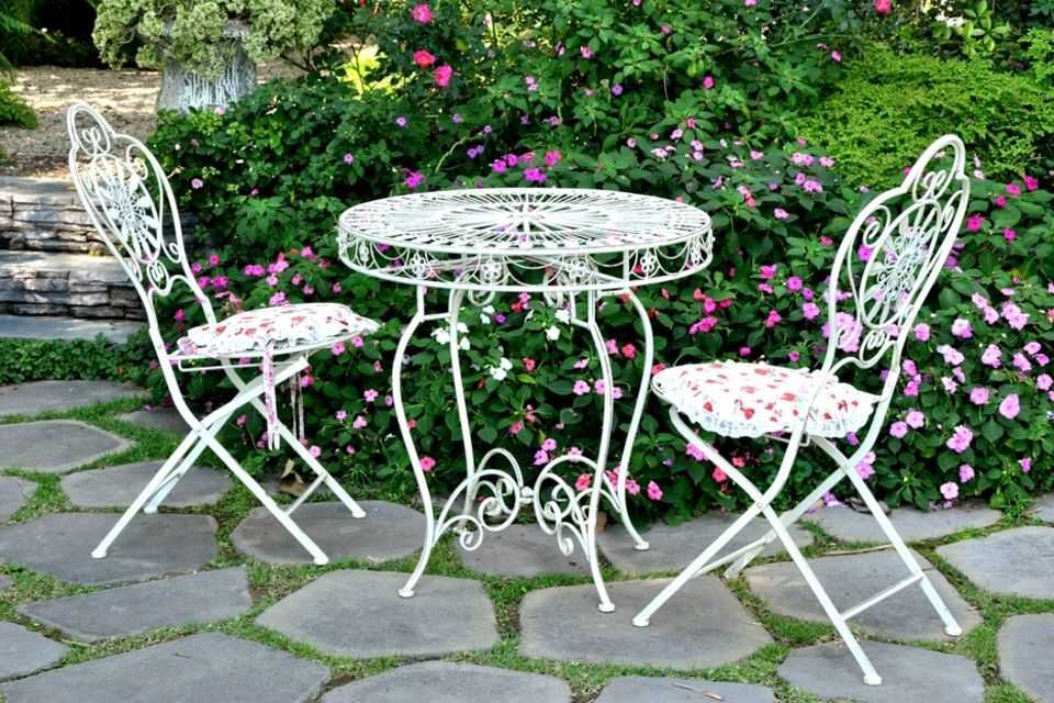 Terrace design: cast iron chairs and table in the garden