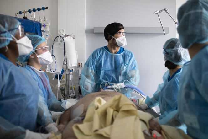 In the intensive care unit of the Henri-Mondor hospital in Créteil (Val-de-Marne), on March 22.