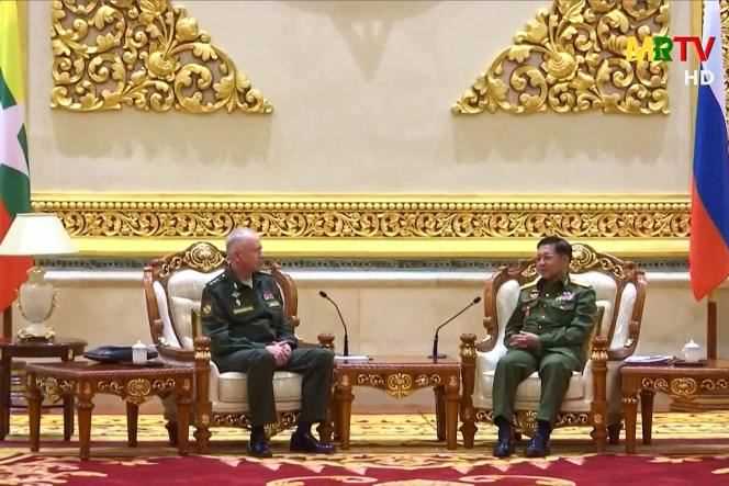Russian Deputy Defense Minister Alexander Fomin and Burmese Armed Forces Chief General Min Aung Hlaing in Naypyidaw on March 26, 2021.