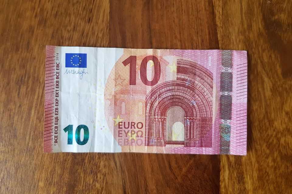 Fold bills to the heart: ten euro notes