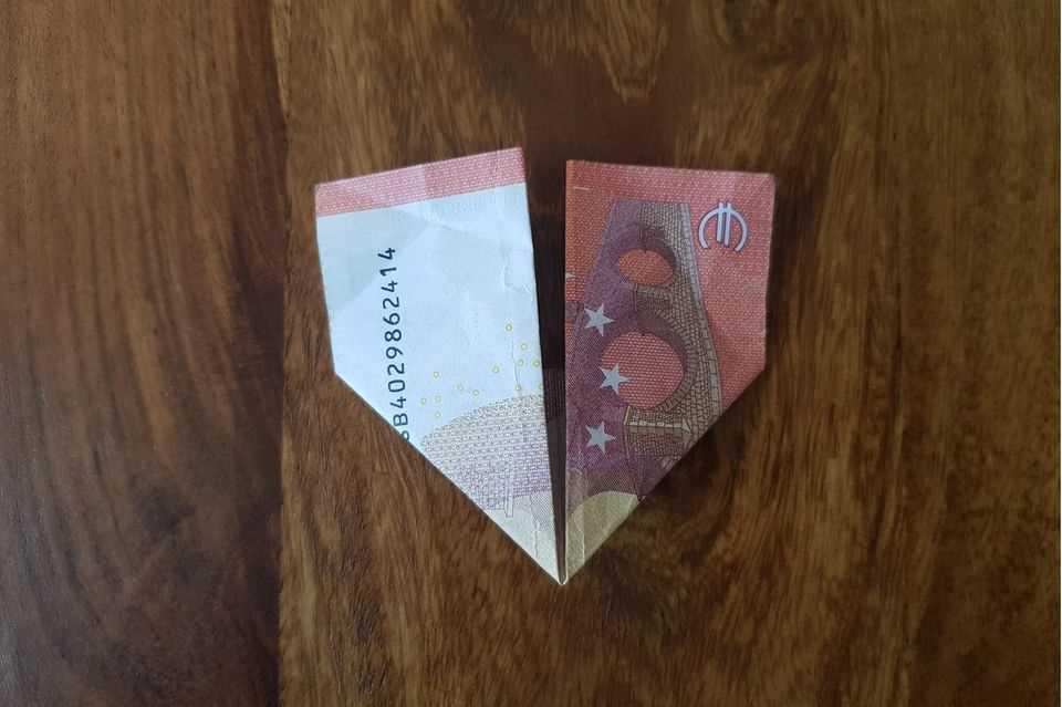 Fold bills to the heart: ten euro bill folded in half