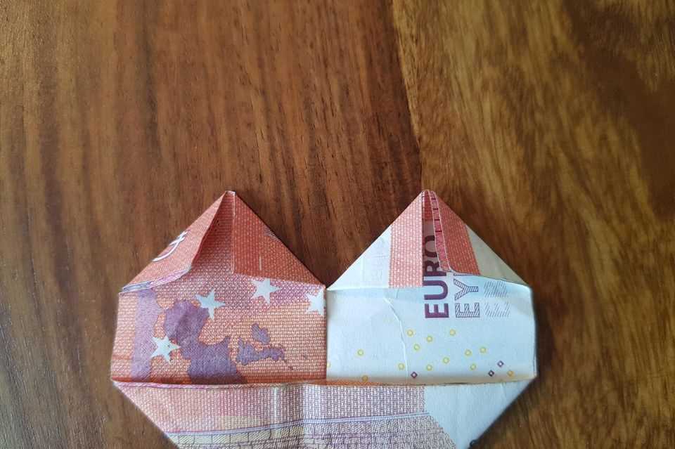 Fold money into a heart: origami heart