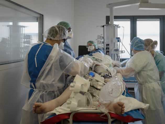 Medical staff are preparing the transfer of a patient with Covid-19, to the hospital in Valenciennes (North), on March 31.