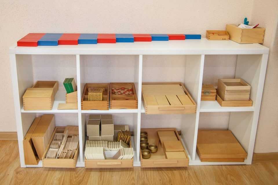 Montessori children's room: shelf with toys