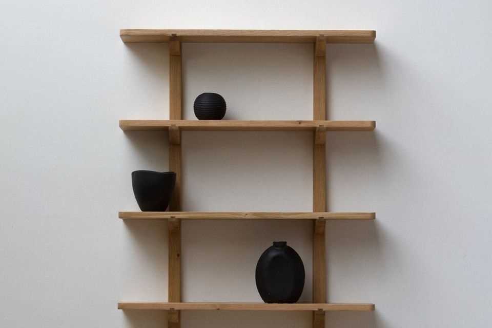 Decoration trends 2021: wooden shelf "Japandi"