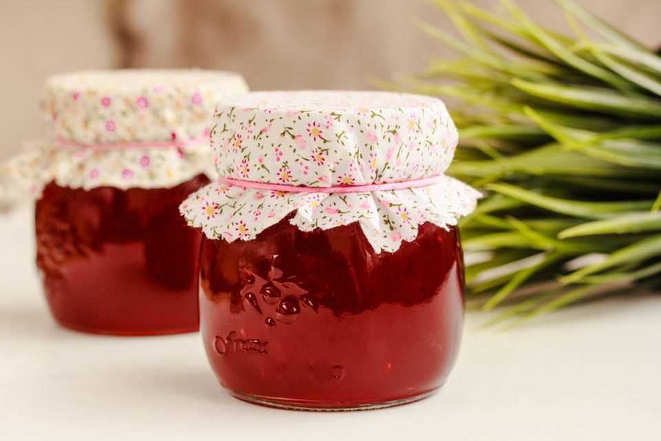 Recycle scraps of fabric: embellish jam jars