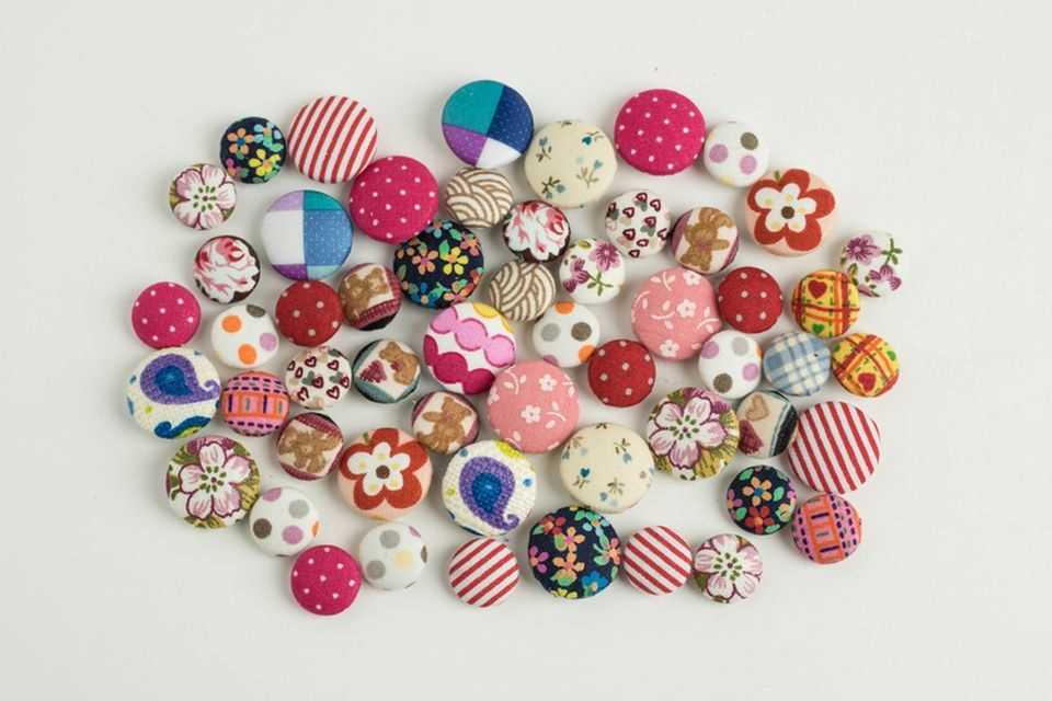 Recycle scraps of fabric: make buttons yourself