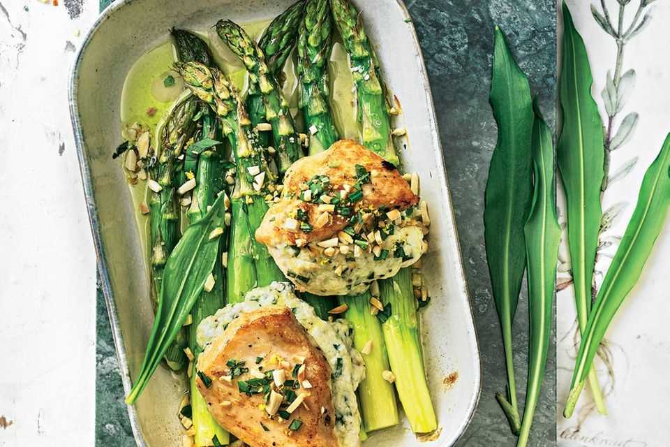 Stuffed chicken fillets with asparagus and wild garlic gremolata