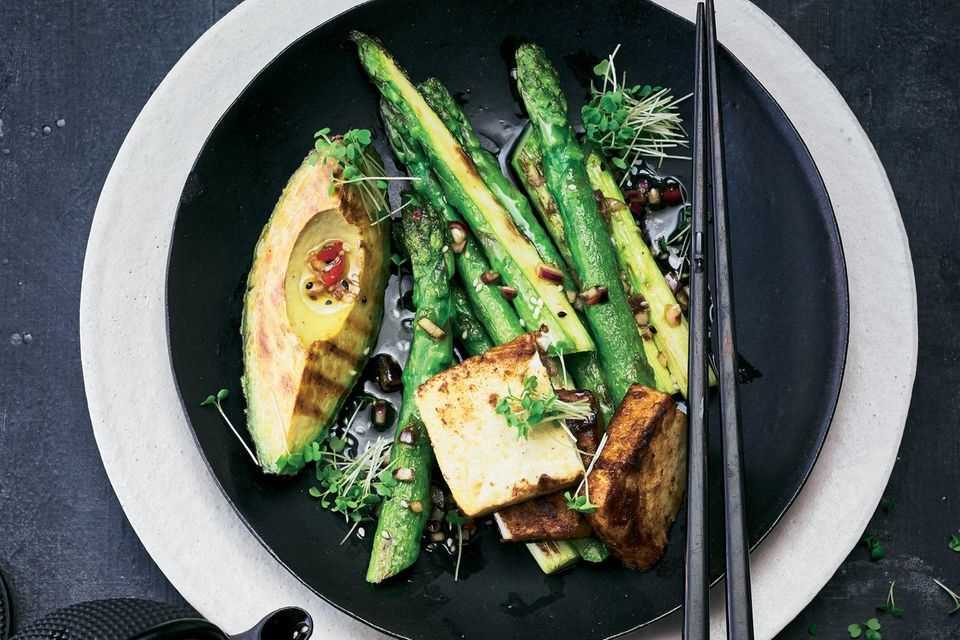 Fried asparagus with avocado, tofu & chilli-soy sauce