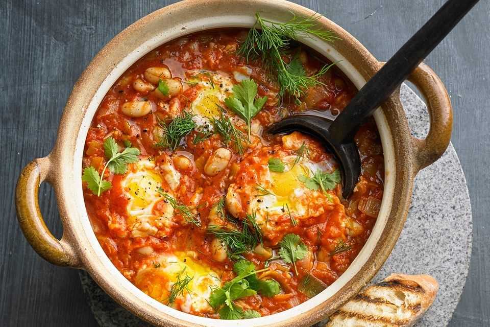 Spicy bean stew with egg