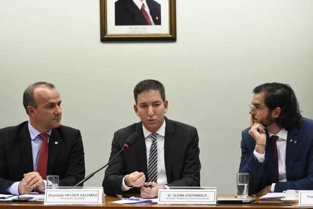 Glenn Greenwald, de « The Intercept », le 25 juin 2019, aborde la série de rapports publiés par son agence depuis le 9 juin, dénonçant les entretiens de Sergio Moro avec un membre du ministère public alors qu’il exerçait ses fonctions de juge fédéral à Curitiba.