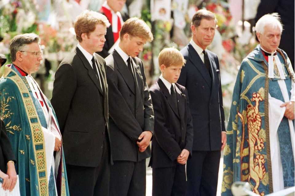Prince Harry + Prince William: For the third time they have to run after the coffin of a loved one