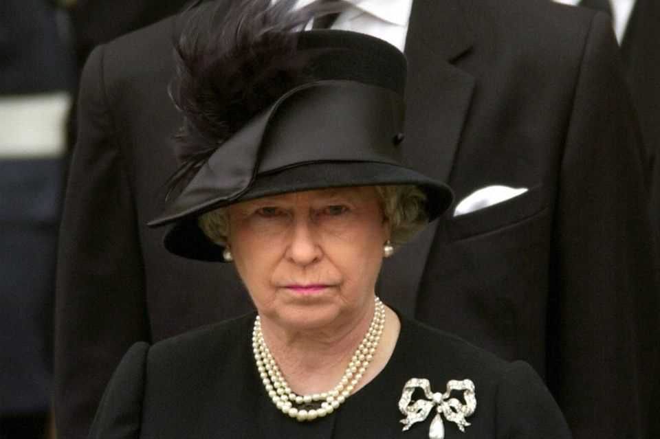 Queen Elizabeth II carries the funeral to her mother "Dorset Bow"Brooch, which she wore repeatedly on important family occasions in the past. 