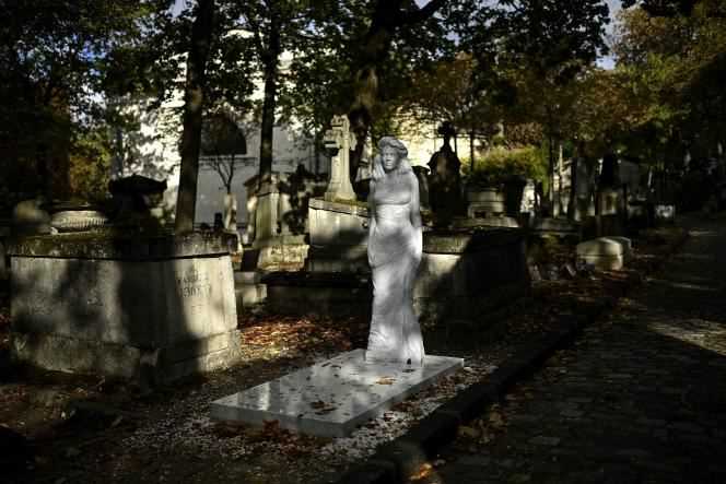 A Carrara marble statue of a woman that appeared in mid-July in an alley of the Parisian cemetery of Père Lachaise, in Paris, on September 25, 2020.