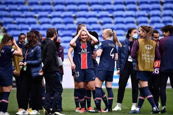 The Parisiennes celebrate their qualification in the semi-finals of the Champions League.