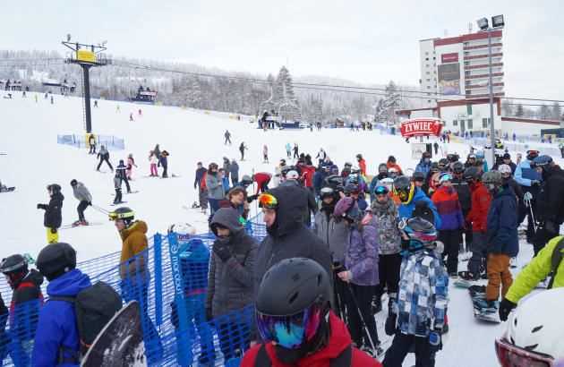 In Poland, despite a significant progression of the virus, tourist infrastructures have reopened in order to support the sector.  Holidaymakers flocked to ski resorts, like Zakopane here, on February 13.
