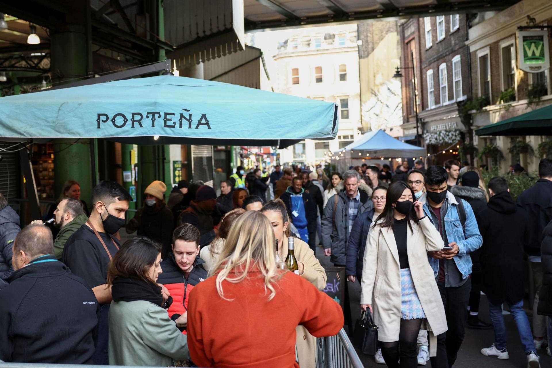 Since April 12, bars also have the right to raise the curtain and are therefore taken by storm, as here in London on April 16.  Service can only be provided on the terrace and, in theory, two meters are required between tables, each with a maximum of six people.