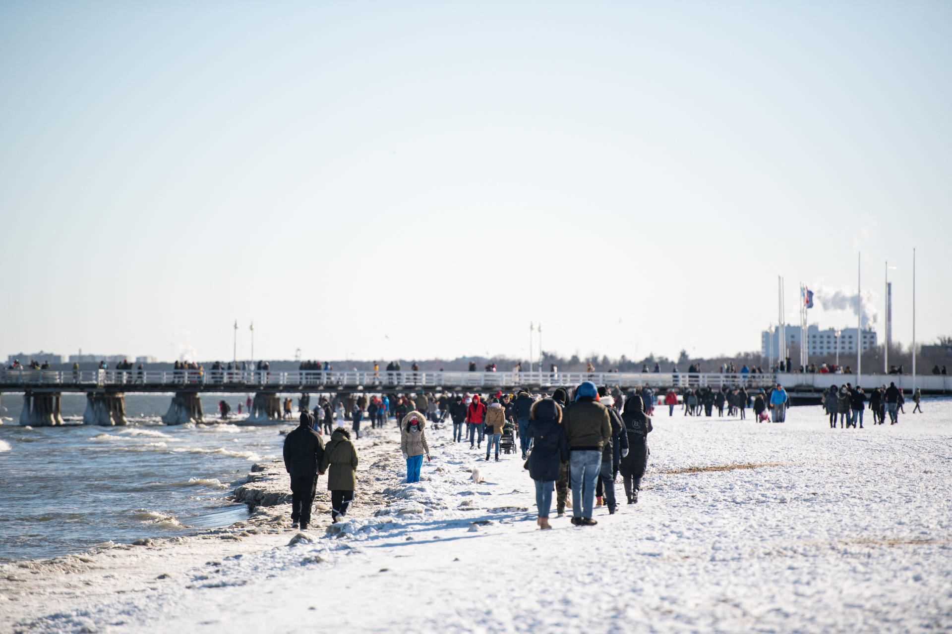 With the reopening of the tourist sector in Poland, the frequentation of the frozen beaches of the Baltic Sea, as in Sopot on February 14, is very important.  Here hotels now have the right to accommodate tourists at 50% of their capacity.