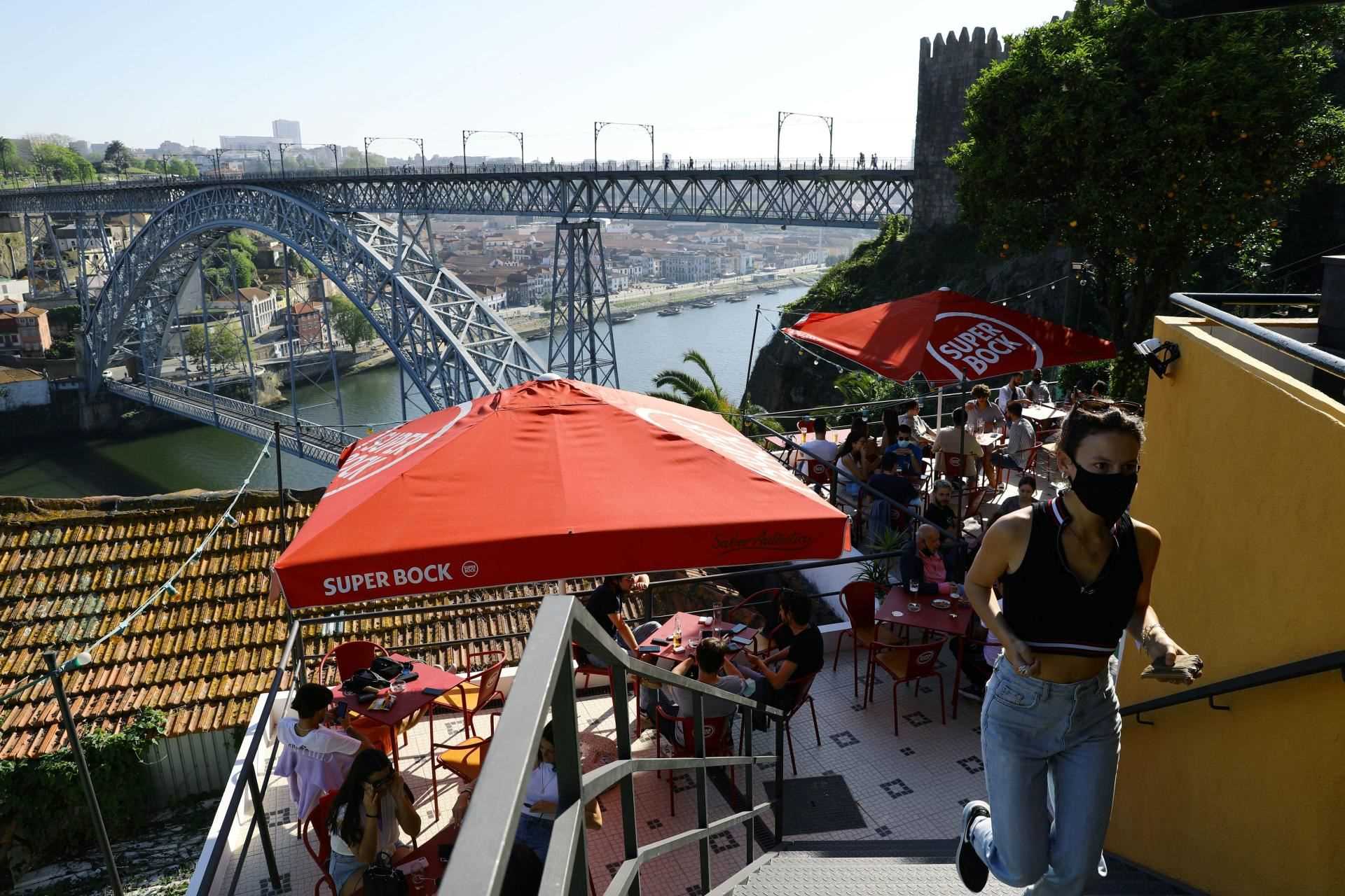The United Kingdom was preceded by Portugal, which authorized the terraces of cafes to be once again taken over by customers on April 5, as here in Porto.