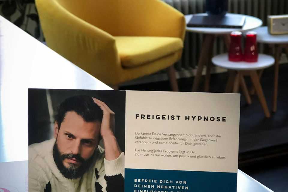 Manuel Cortez completed professional hypnosis training.  In his practice "Free spirit hypnosis" he offers coaching and hypnotic sessions for clients with emotional deficits.