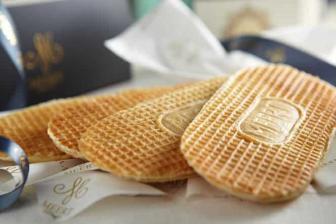 A flat and oval waffle with sugar and butter, cooked in a traditional way, between two irons, then filled with vanilla from Madagascar.