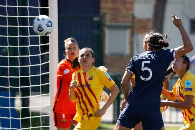PSG player Alana Cook (right) equalizes against FC Barcelona in the semi-final first leg of the Women's Champions League.