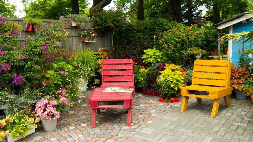 Build garden furniture yourself: pallet sofa