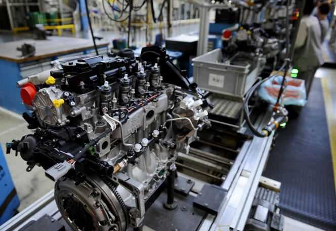 Employees work on a diesel engine assembly line at the PSA Tremery plant (Moselle, in 2019.
