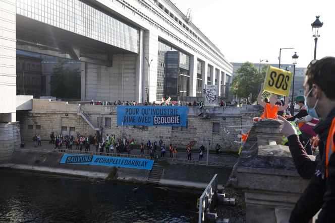 Smoke, banners, wooden mannequins carrying safety vests and “SOS” signs were thrown into the Seine.
