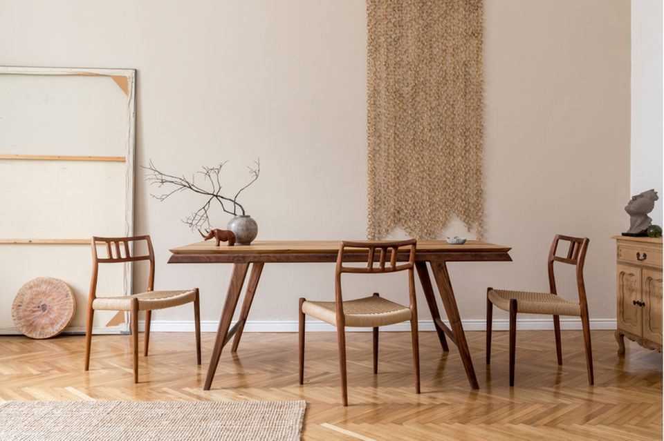 Dining room decoration: dining room with table and chairs