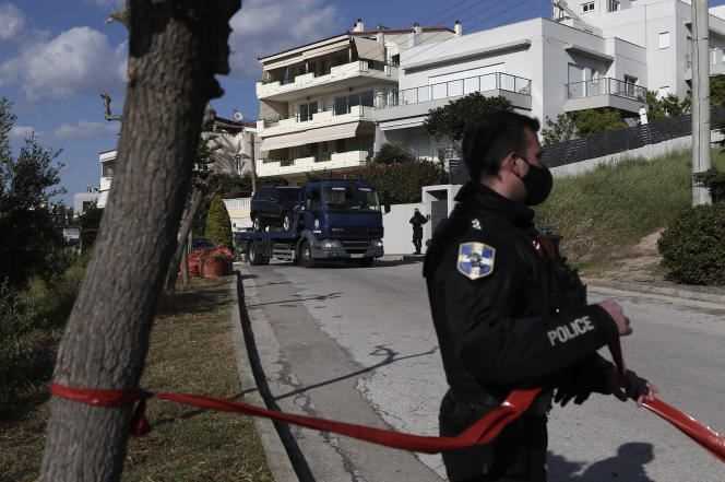 The police proceed to the kidnapping of the vehicle of journalist Giorgos Karaïvaz, assassinated in front of his home, on April 9, in Athens.