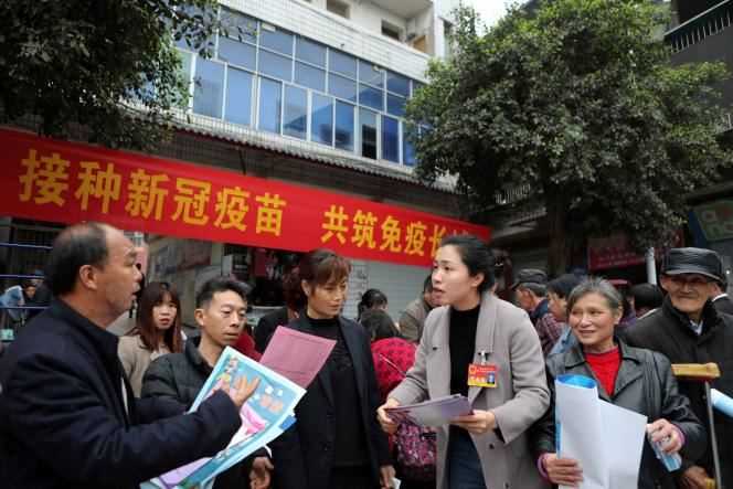 A representative of the National People's Congress briefs the population on vaccination against Covid-19, in Chongqing, China, on April 8.