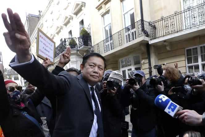 Kyaw Zwar Minn, April 8, 2021 in front of the Burmese Embassy in London.